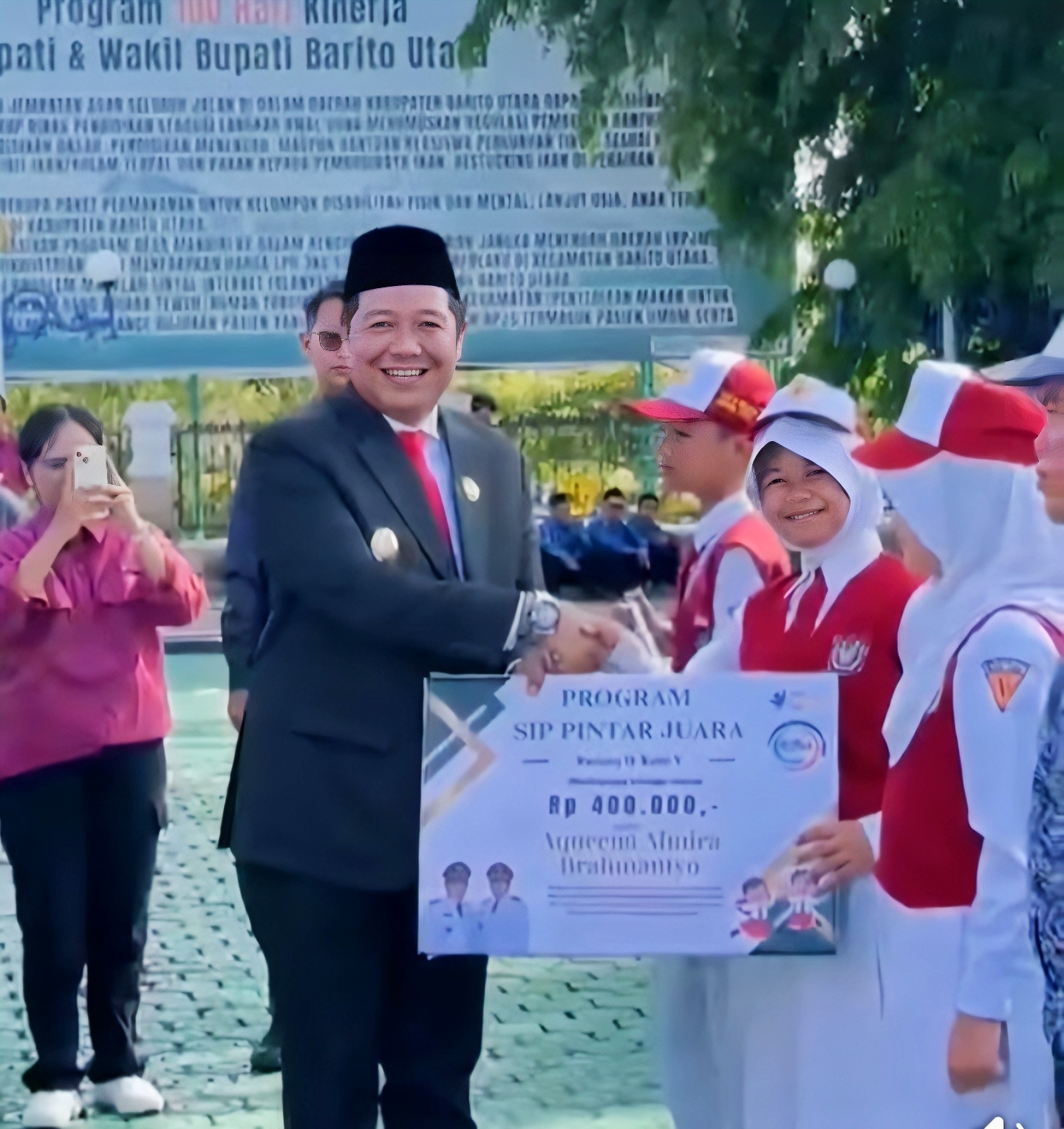 Pemkab Barito Utara Serahkan Bantuan SIP Pintar Juara pada Peringatan Hardiknas 2026