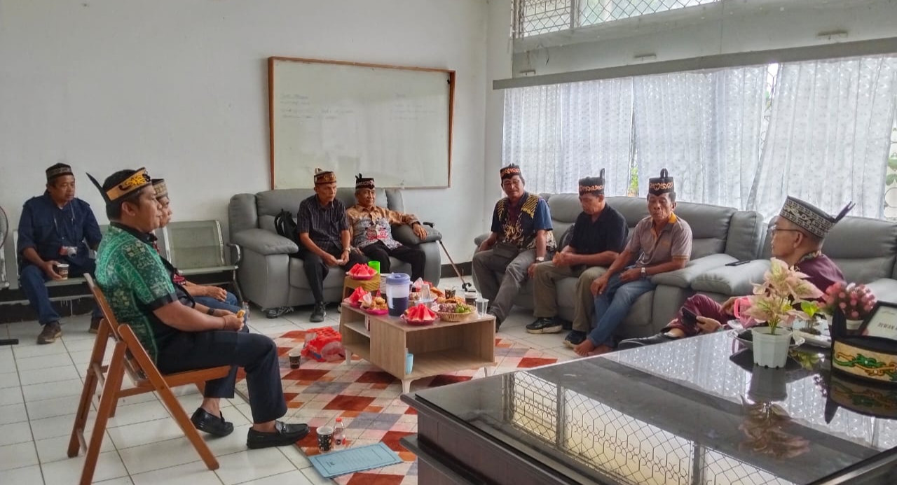 Bahas Penguatan Sinergitas Adat, Sembilan Damang di Barito Utara Silaturahmi ke DAD Kabupaten 