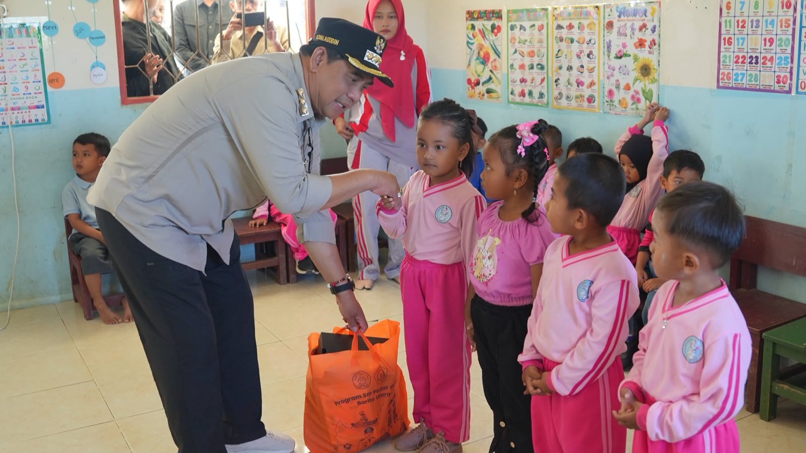Lewat Program SIP PINTAR, Pemkab Barito Utara Bantu Perlengkapan Belajar Anak PAUD di Mampuak II